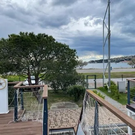 Floating Sea House Kahne