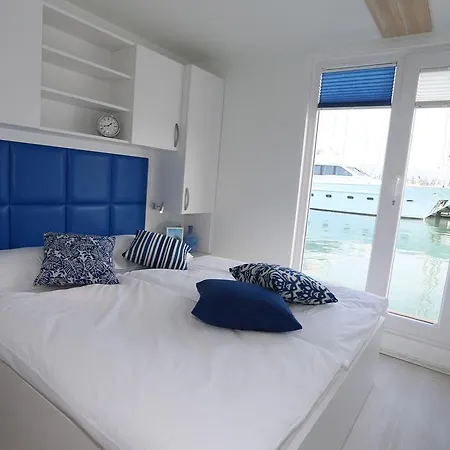 Semesterbostad Floating Sea House Kahne *