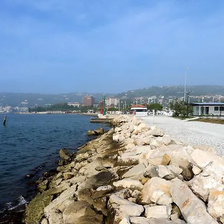 Floating Sea House Kahne