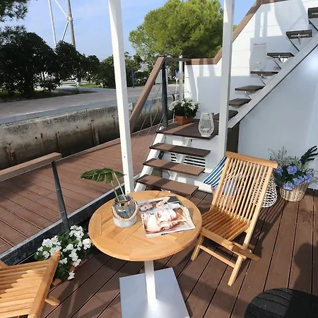 Floating Sea House Kahne Holiday home *