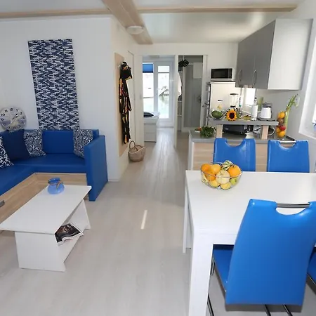 Semesterbostad Floating Sea House Kahne