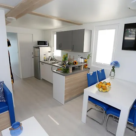 Semesterbostad Floating Sea House Kahne