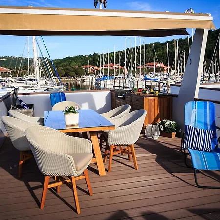 Semesterbostad Floating Sea House Kahne *